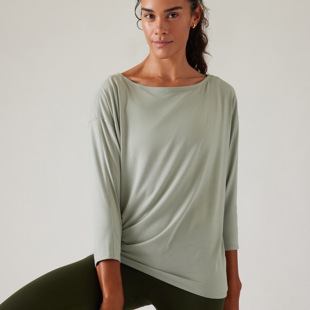 ATHLETA 🩶💚 Ease-In keyhole Top